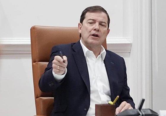 Mañueco preside la reunión informal en la Junta para planificar la ayuda a los afectados por los incendios.