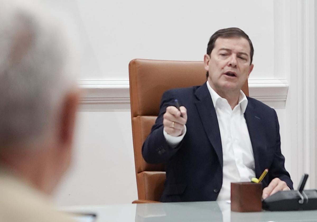 Mañueco preside la reunión informal en la Junta para planificar la ayuda a los afectados por los incendios.