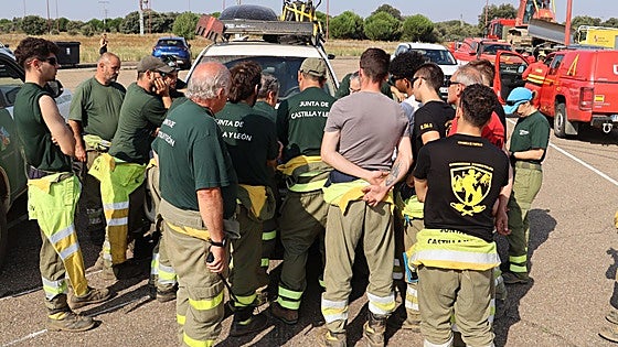Agentes forestales en León: «Nos mandan solos a los incendios y nos quitan medios en plena extinción»