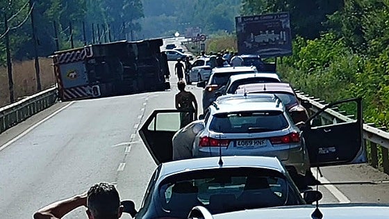 Vuelca un camión de bomberos tras el choque con dos turismos en San Millán de los Caballeros