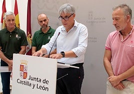 El delegado territorial, Eduardo Diego, informa a los medios sobre la evolución de los incendios forestales en la provincia