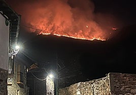 El fuego avanza en la madrugada del jueves 14 al viernes 15 de agosto hacia Salientes.