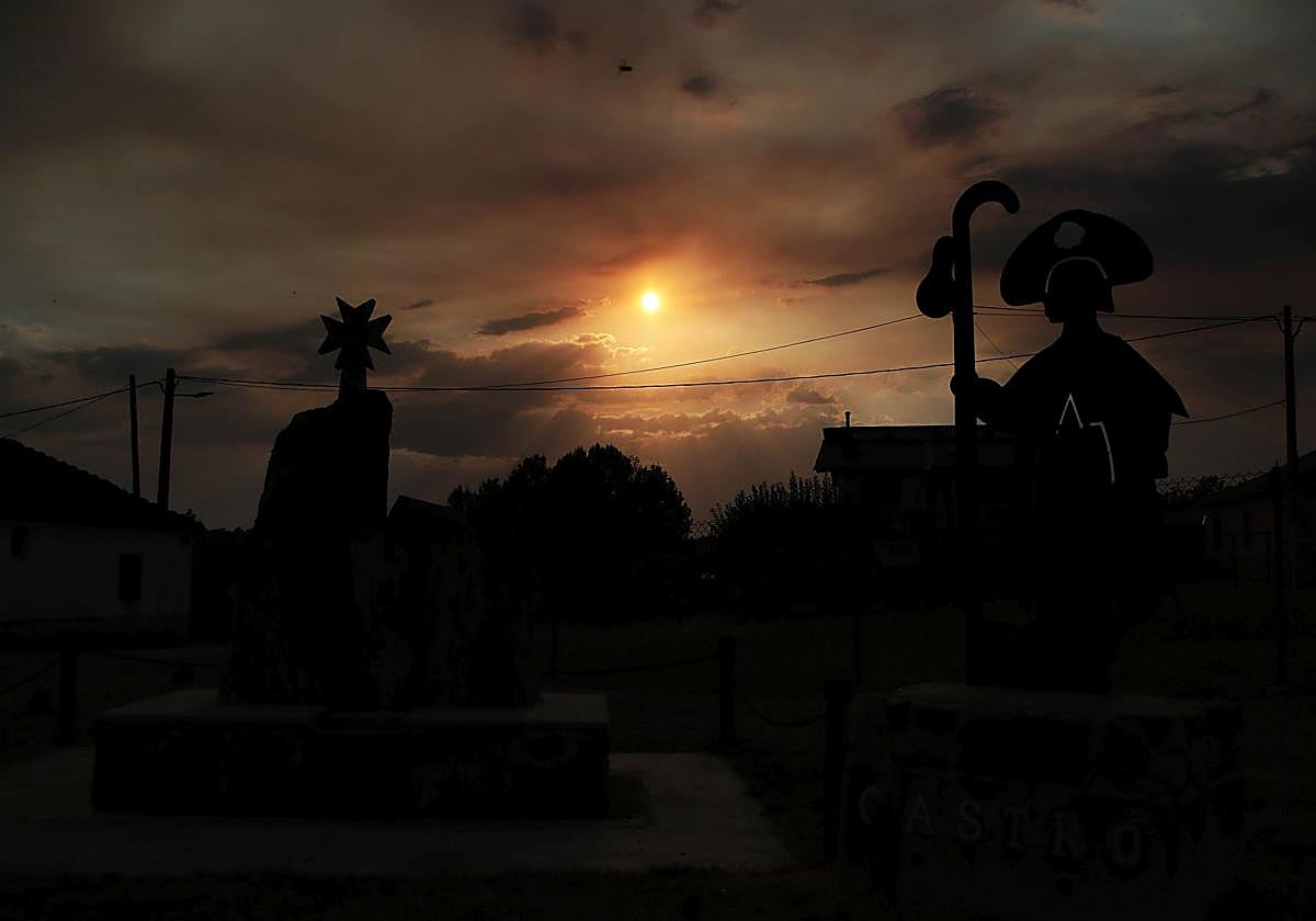 Los cielos teñidos de negro y rojo por los incendios en León esta semana.