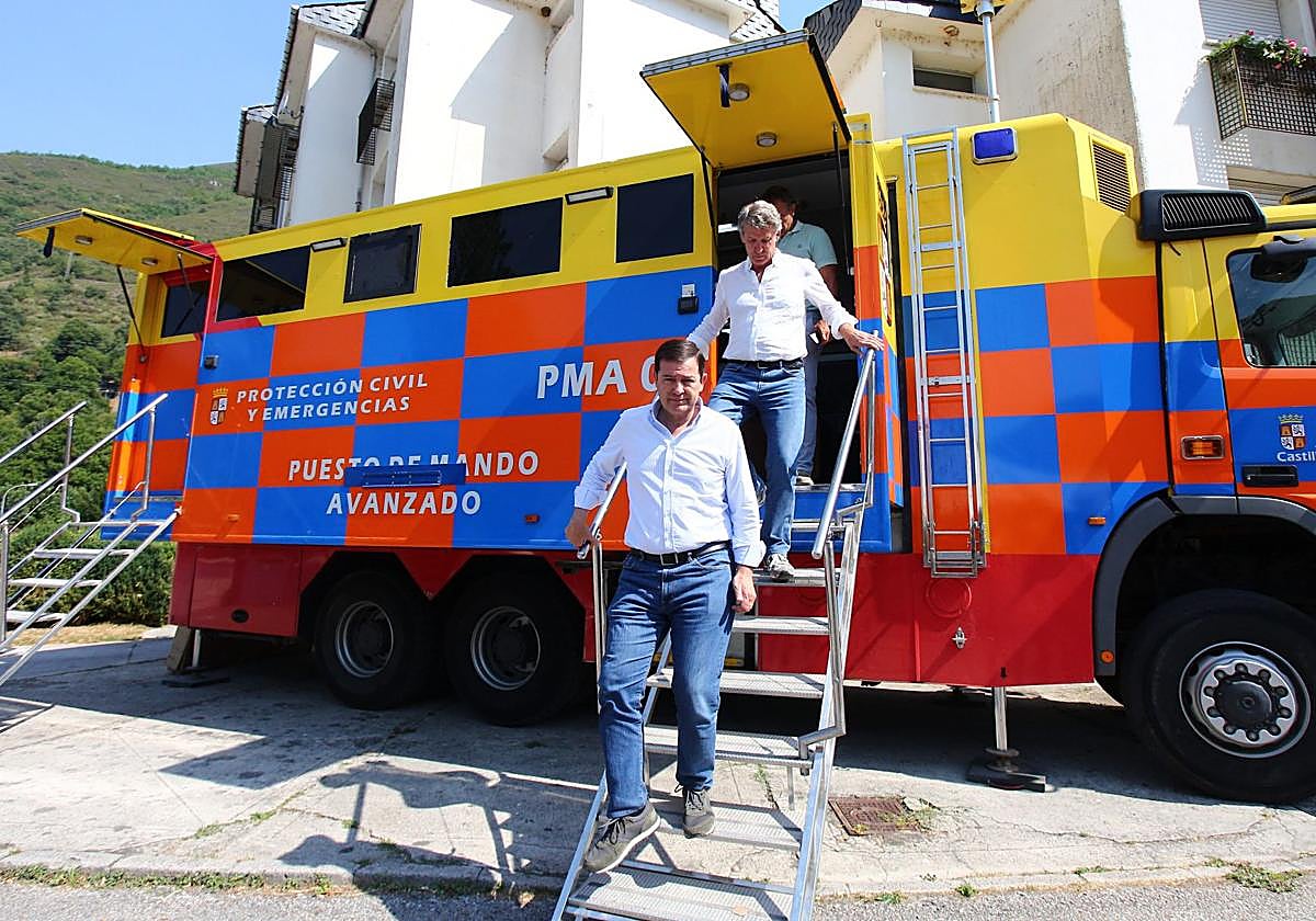 Mañueco baja del puesto de mando por delante de Feijóo en Palacios del SIl.