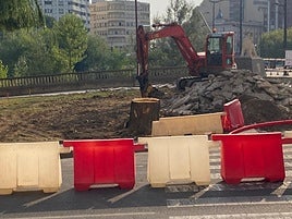 La obra ha conllevado la tala de un arbol por donde pasará la glorieta
