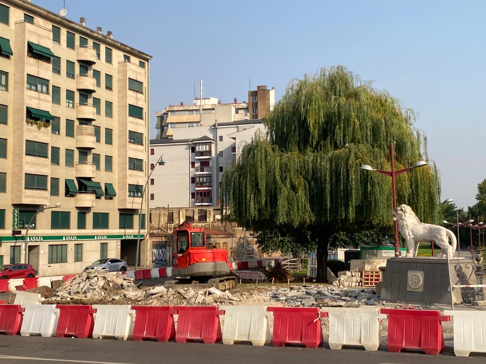 Imágenes de la obra en el Puente de los Leones