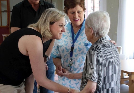 La vicepresidenta de la Junta visita a los residentes de Villa de Alija tras retornar al centro del que fueron desalojados por los incendios.