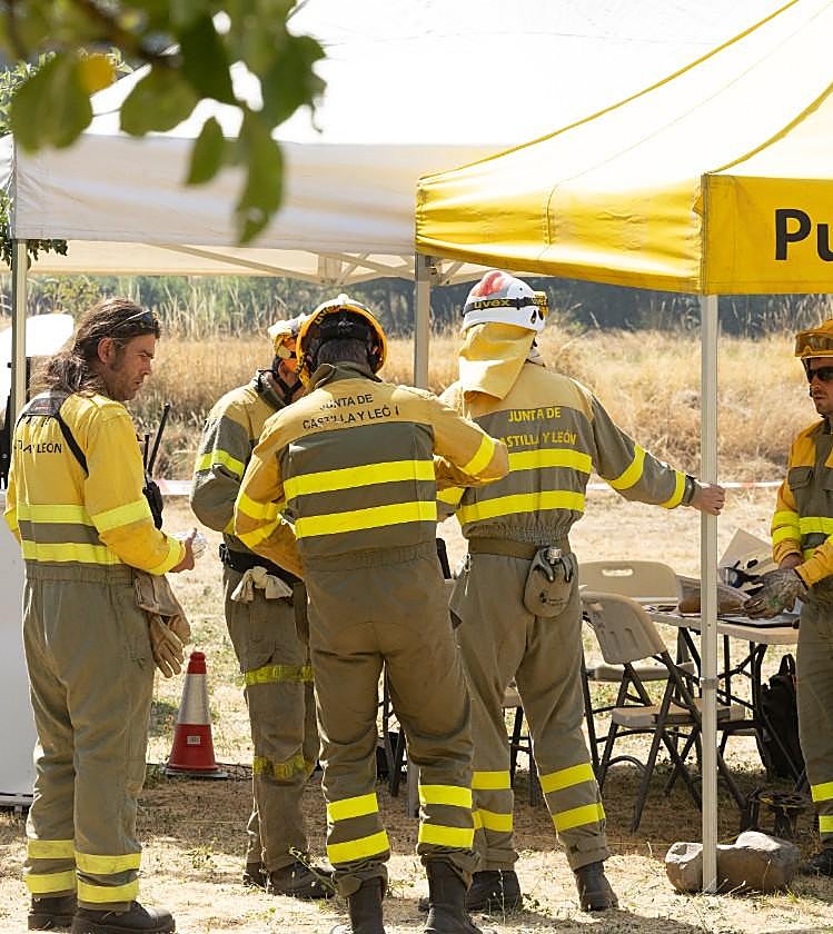 El puesto de mando avanzado de Barniedo de la Reina y, en detalle, Víctor Fernández.