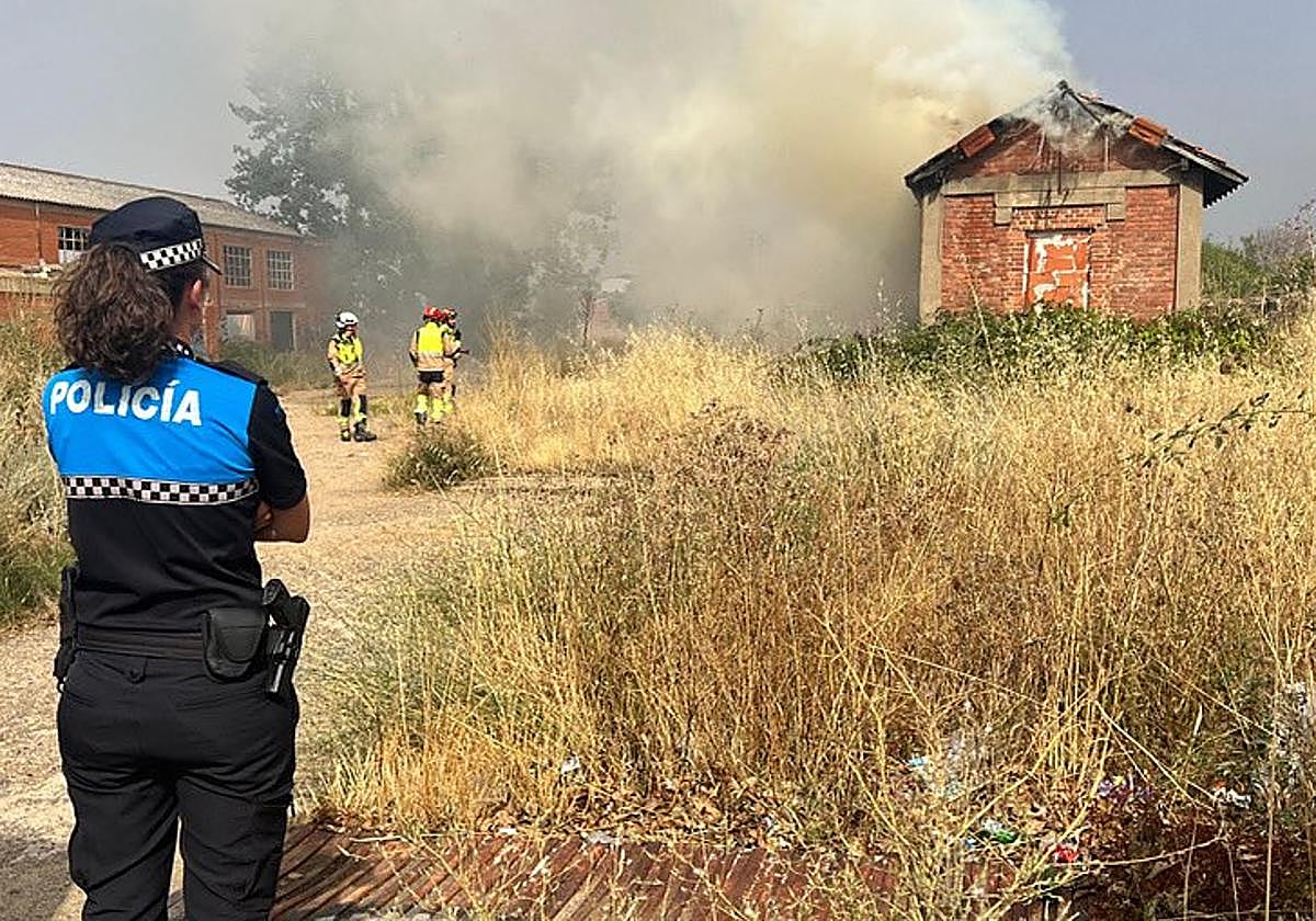 Policía Local y Bomberos de León en el lugar del suceso.