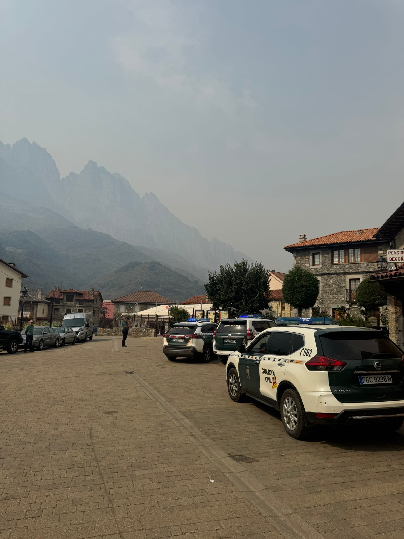 Imágenes de los vecinos de Valdeón contra el incendio
