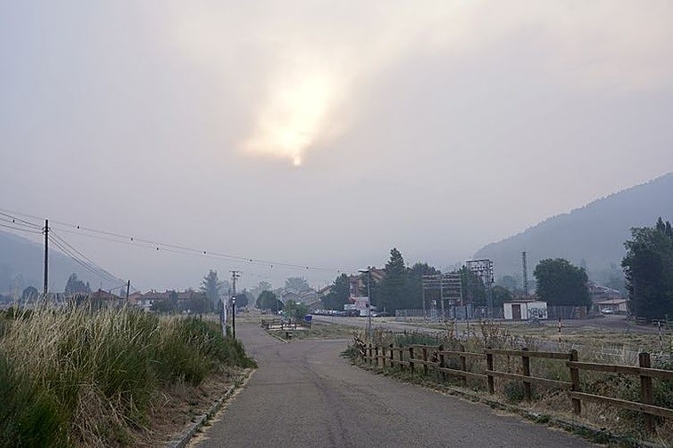 El humo de los 21 incendios activos inunda ciudades y pueblos en la provincia de León