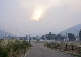 El humo de los 21 incendios activos inunda ciudades y pueblos en la provincia de León