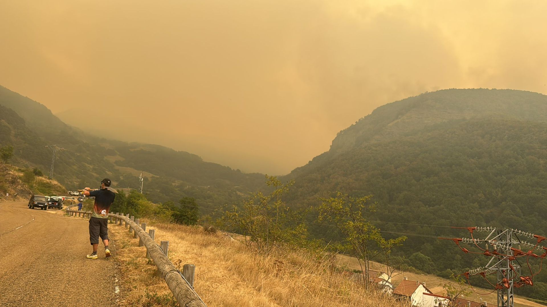 Imágenes de los vecinos de Valdeón contra el incendio