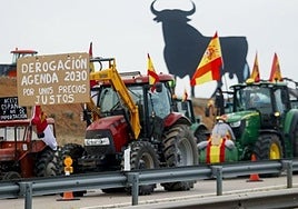 Foto de archivo de agricultores españoles protestando.