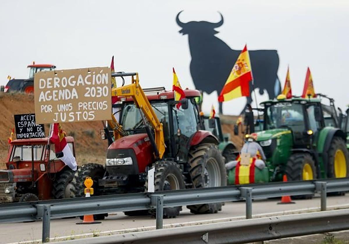 Foto de archivo de agricultores españoles protestando.
