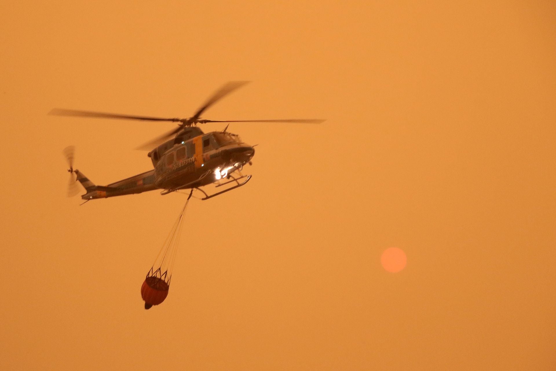 Un helicóptero, enfrentándose a los incendios que asolan la provincia de León