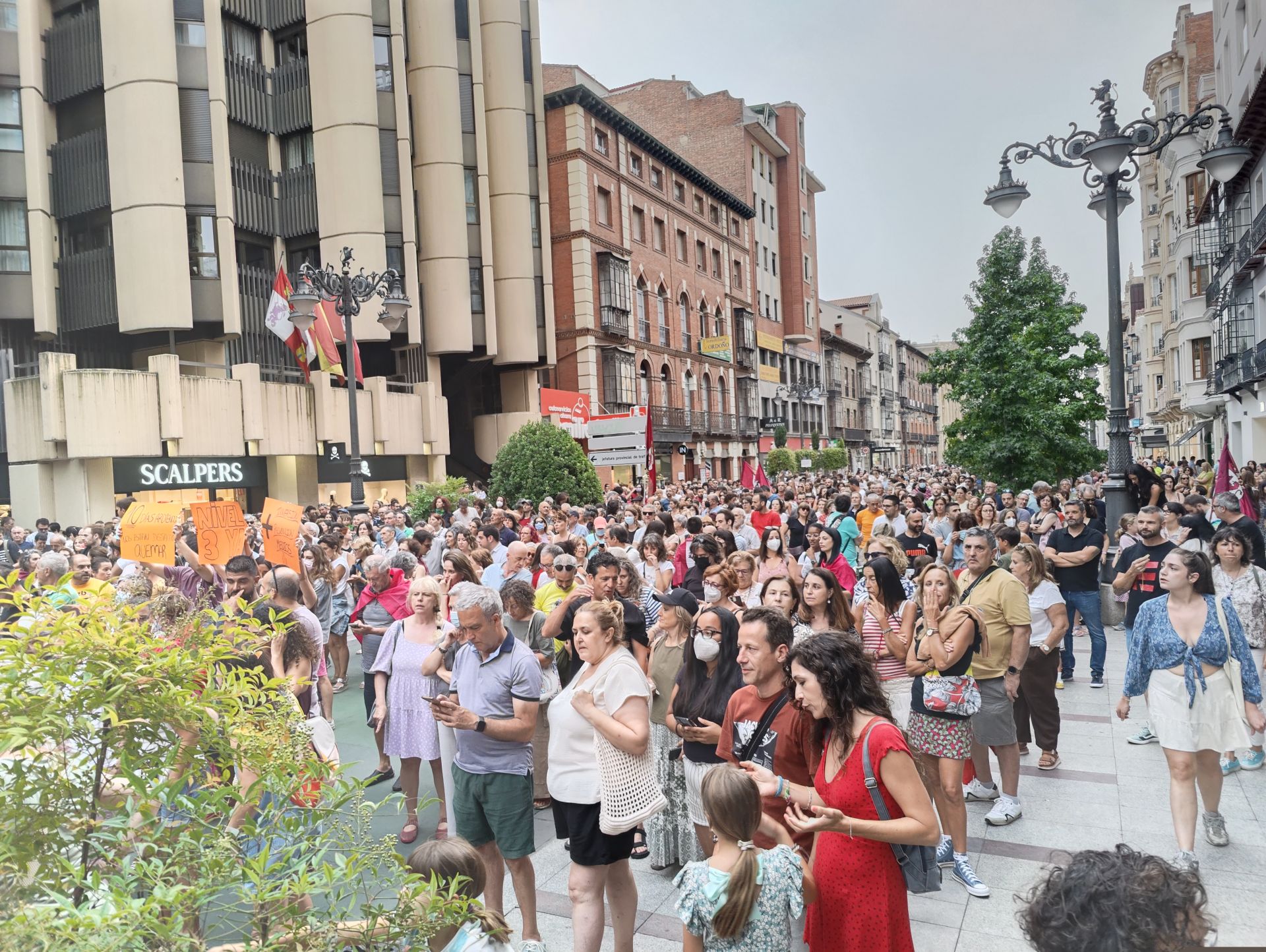 Miles de personas claman: «El monte es del pueblo leonés»