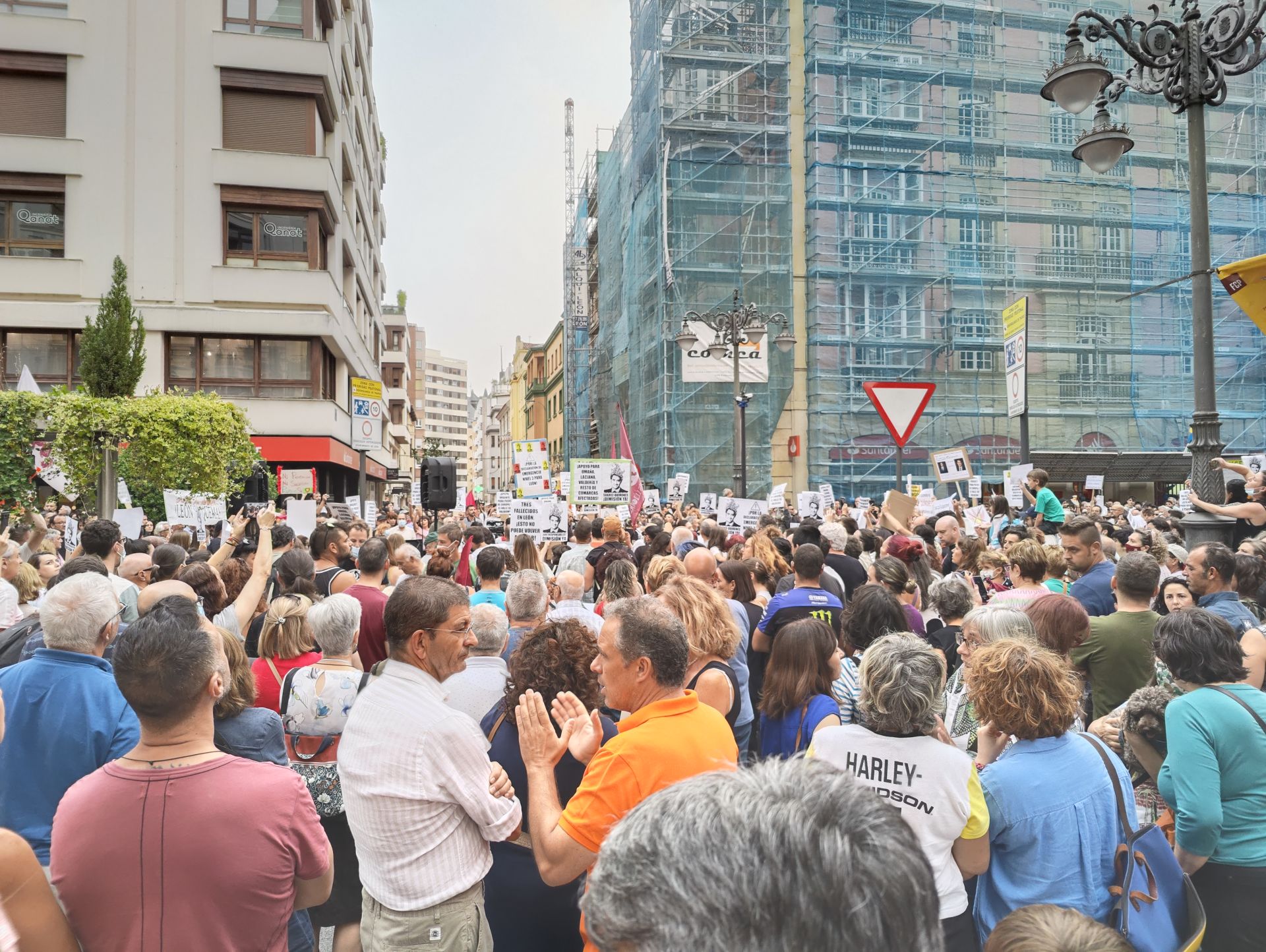 Miles de personas claman: «El monte es del pueblo leonés»