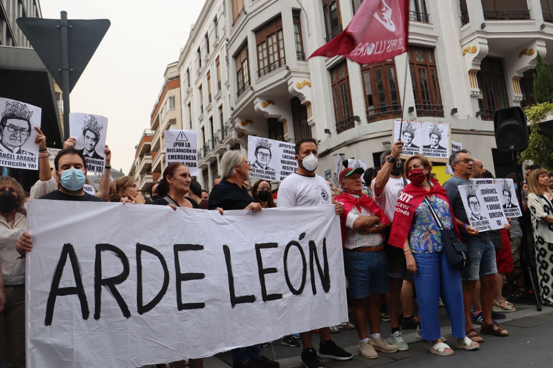 Miles de personas claman: «El monte es del pueblo leonés»