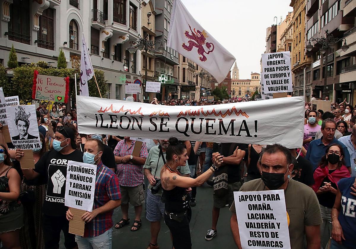 Miles de personas claman: «El monte es del pueblo leonés»