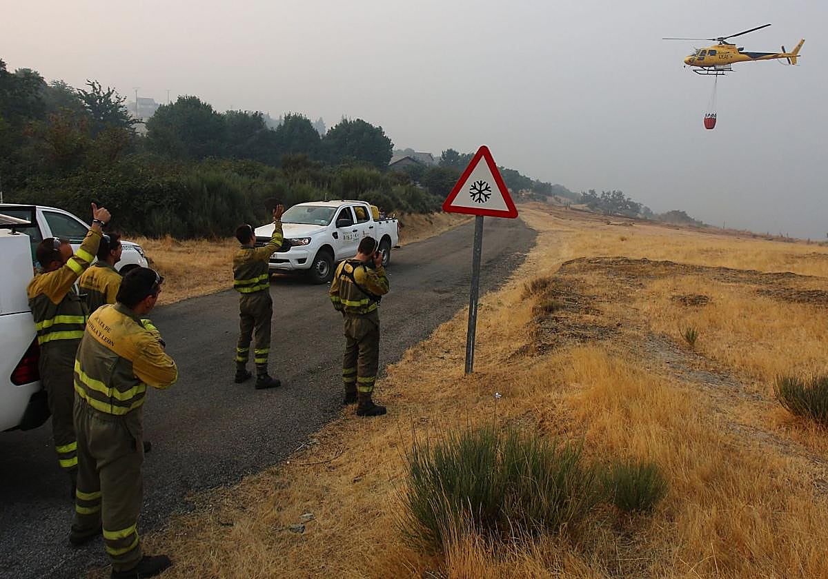 Cuadrillas desplazadas a San Cristóbal de Valdueza (León), para el incendio que afecta a varias pedanías de Ponferrada.