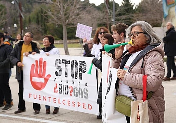 Protesta por la plantas de biogás a las puertas de la cortes.