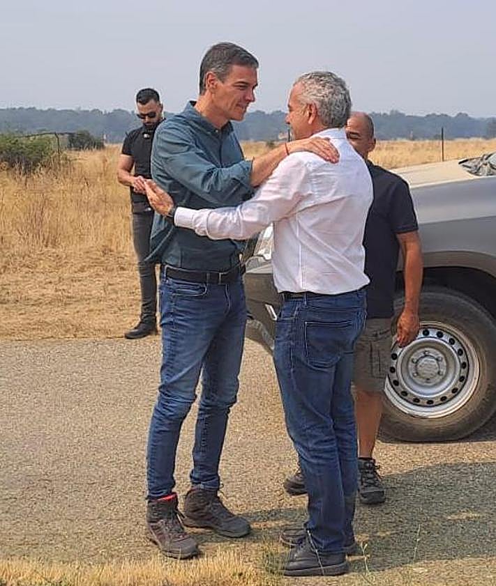 Imagen secundaria 2 - Pedro Sánchez acompañado del ministro del Interior, el delegado del Gobierno en Castilla y León y el secretario general del PSOE en la Comunicad en Molezuelas de la Carballeda (Zamora).