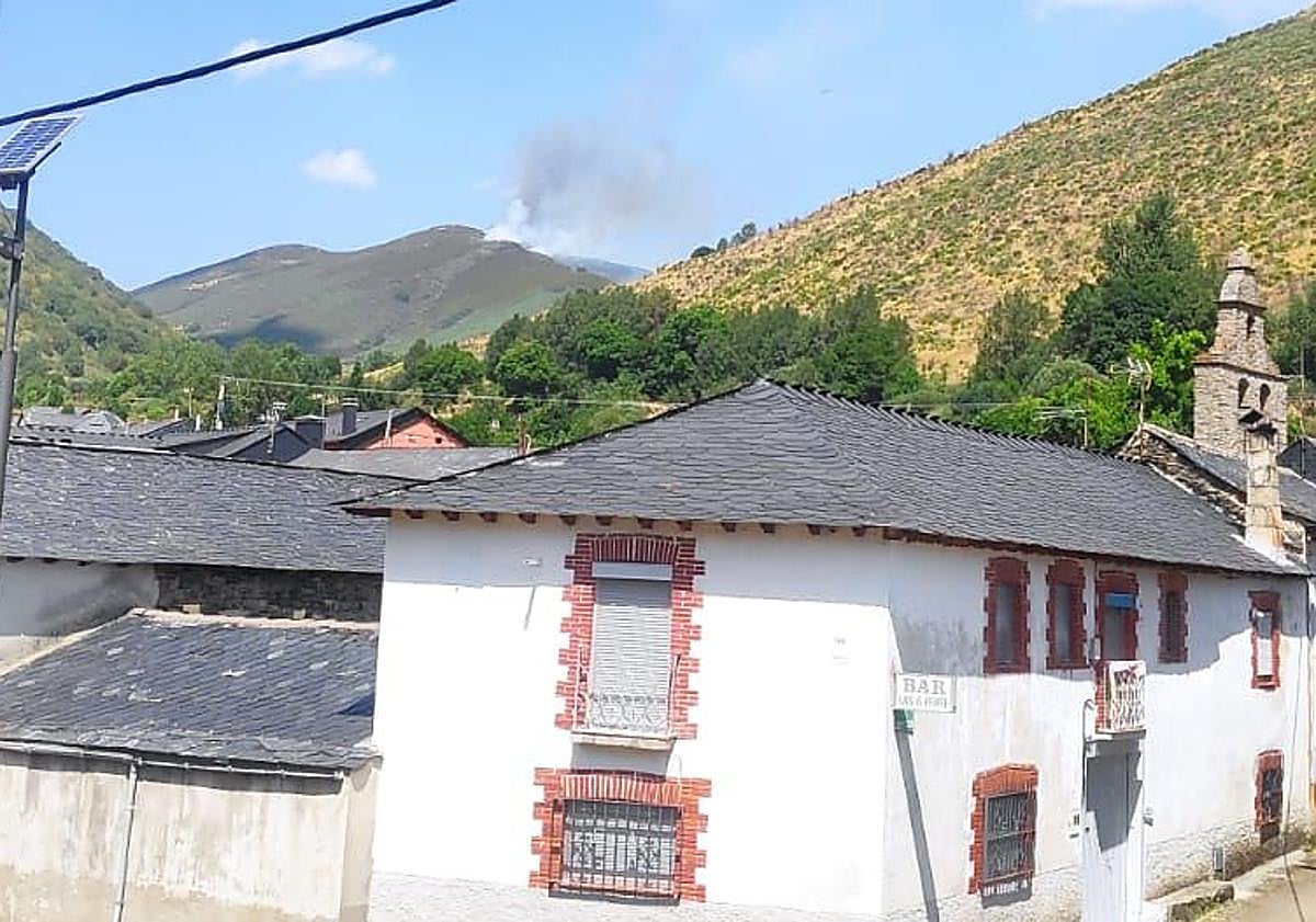 Imagen principal - Evolución del incendio tras amanecer sin humo esa mañana.