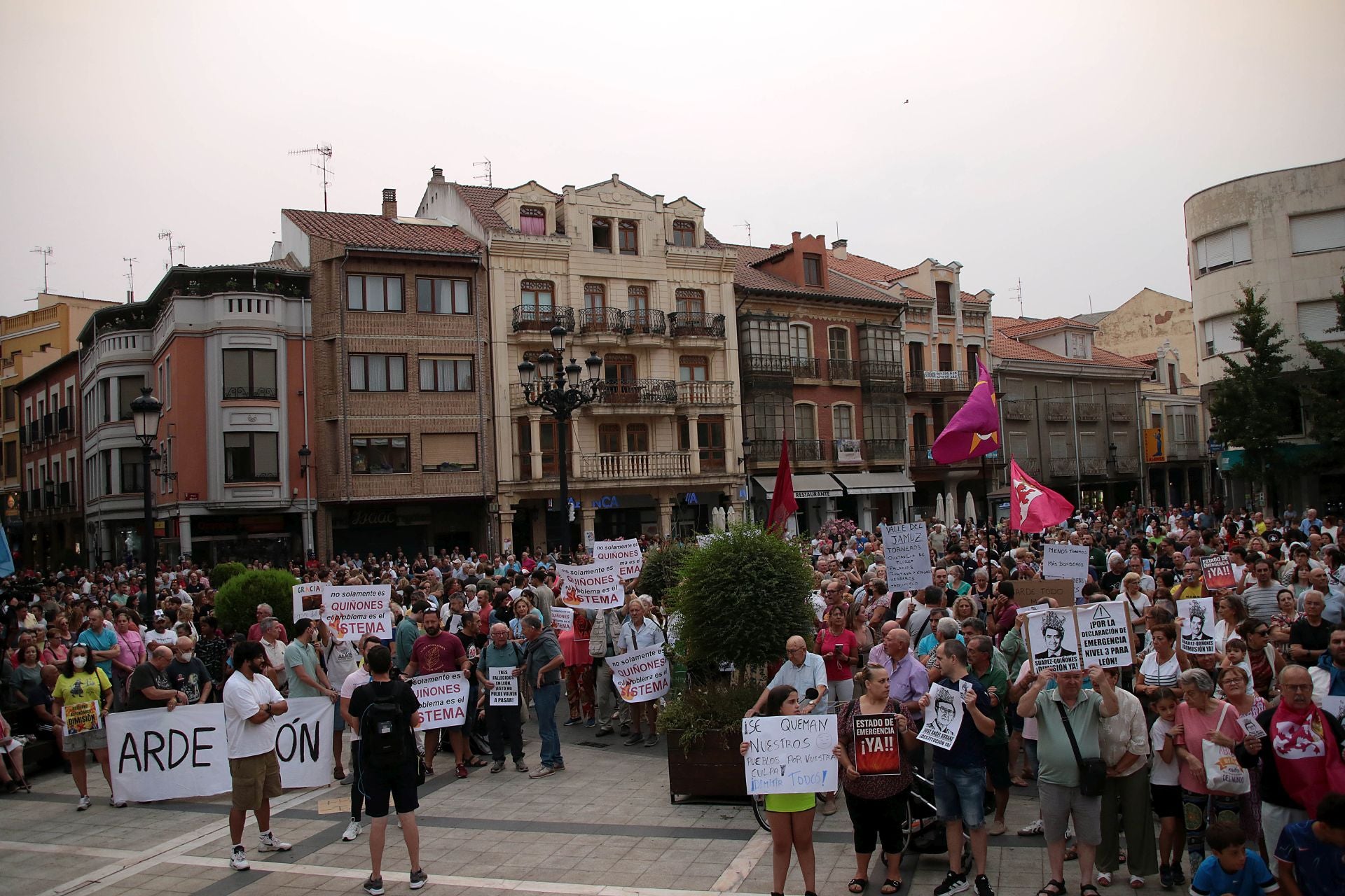 La Bañeza exige el nivel 3 de emergencia por los incendios de la provincia