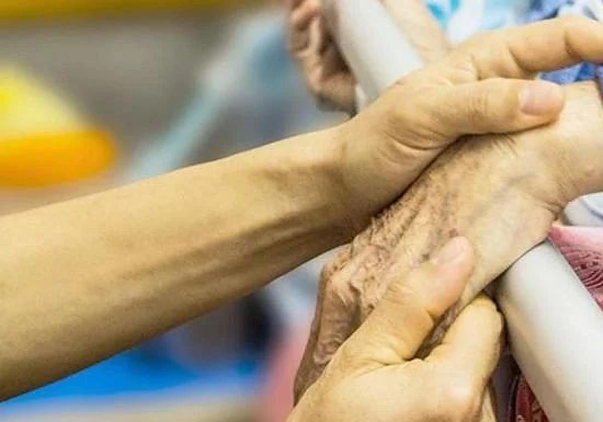 Una enfermera con una persona mayor.