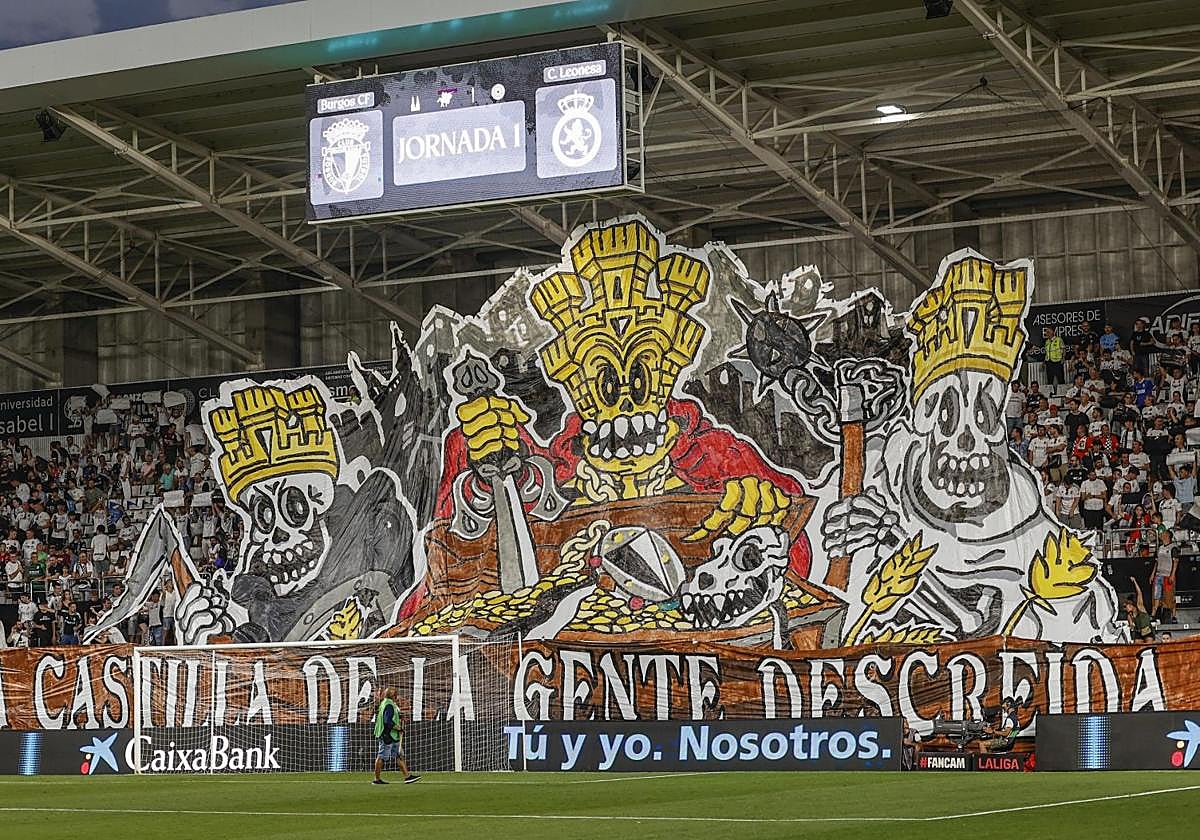 Tifo ubicado en el fondo sur de El Plantío durante el partido contra la Cultural del pasado viernes.