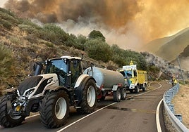 La cuba de un tractor llenando el depósito de una autobomba en el incendio de Boca de Huérgano.