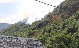 La localidad leonesa sigue luchando contra las llamas de un incendio en nivel 2 que se originó el pasado 8 de agosto