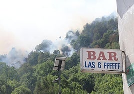 El fuego y el humo se atisban a escasos metros del casco urbano de Fasgar.