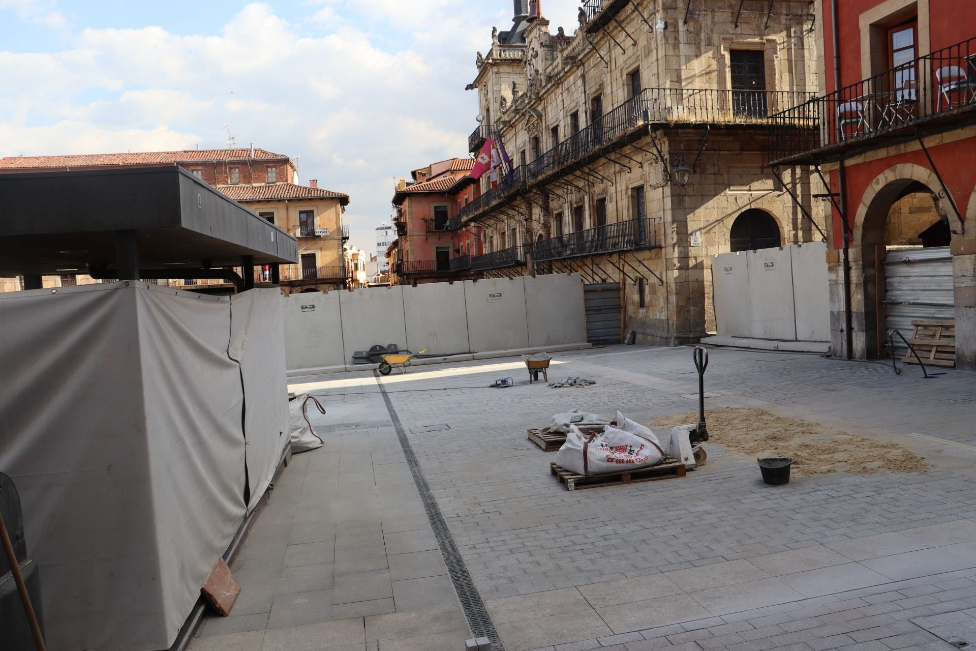 La plaza Mayor, a punto de abrir por completo