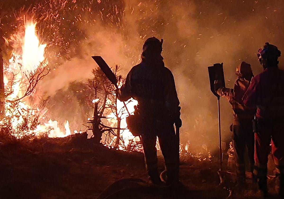 Efectivos de la UME en la lucha contra el fuego en León.