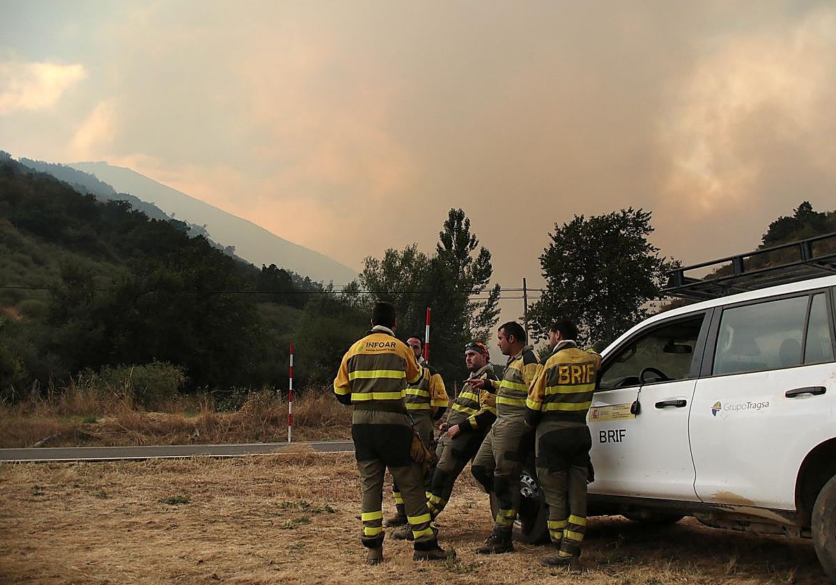Medios aéreos y terrestres trabajan contra las llamas cerca de Boca de Huérgano (León).