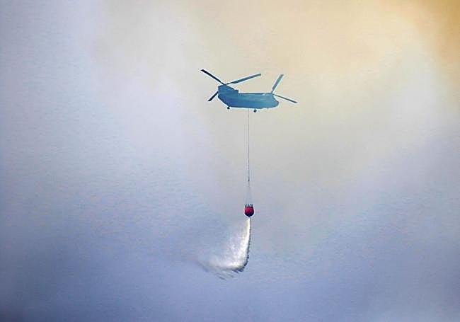 Medios aéreos y terrestres trabajan contra las llamas cerca de Boca de Huérgano (León)