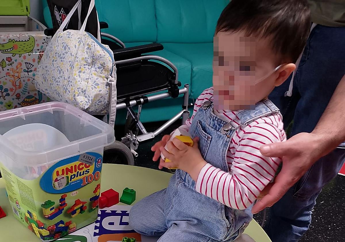 Álvaro, conectado al oxígeno por culpa de una enfermedad pulmonar por hiperplasia de células neuroendocrinas.