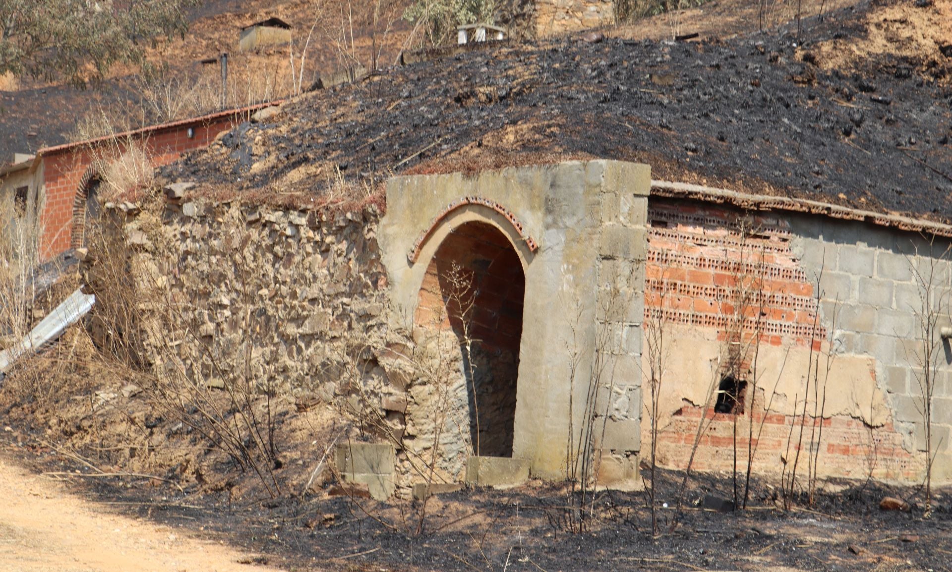 Castrocalbón intenta levantarse tras un desolador incendio