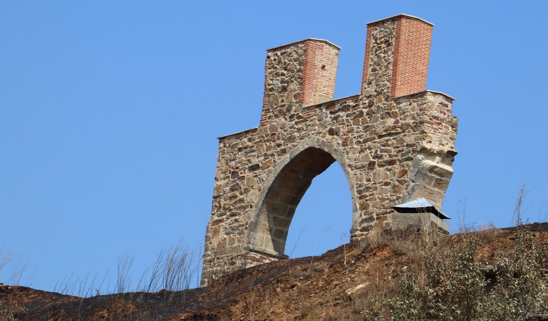Castrocalbón intenta levantarse tras un desolador incendio