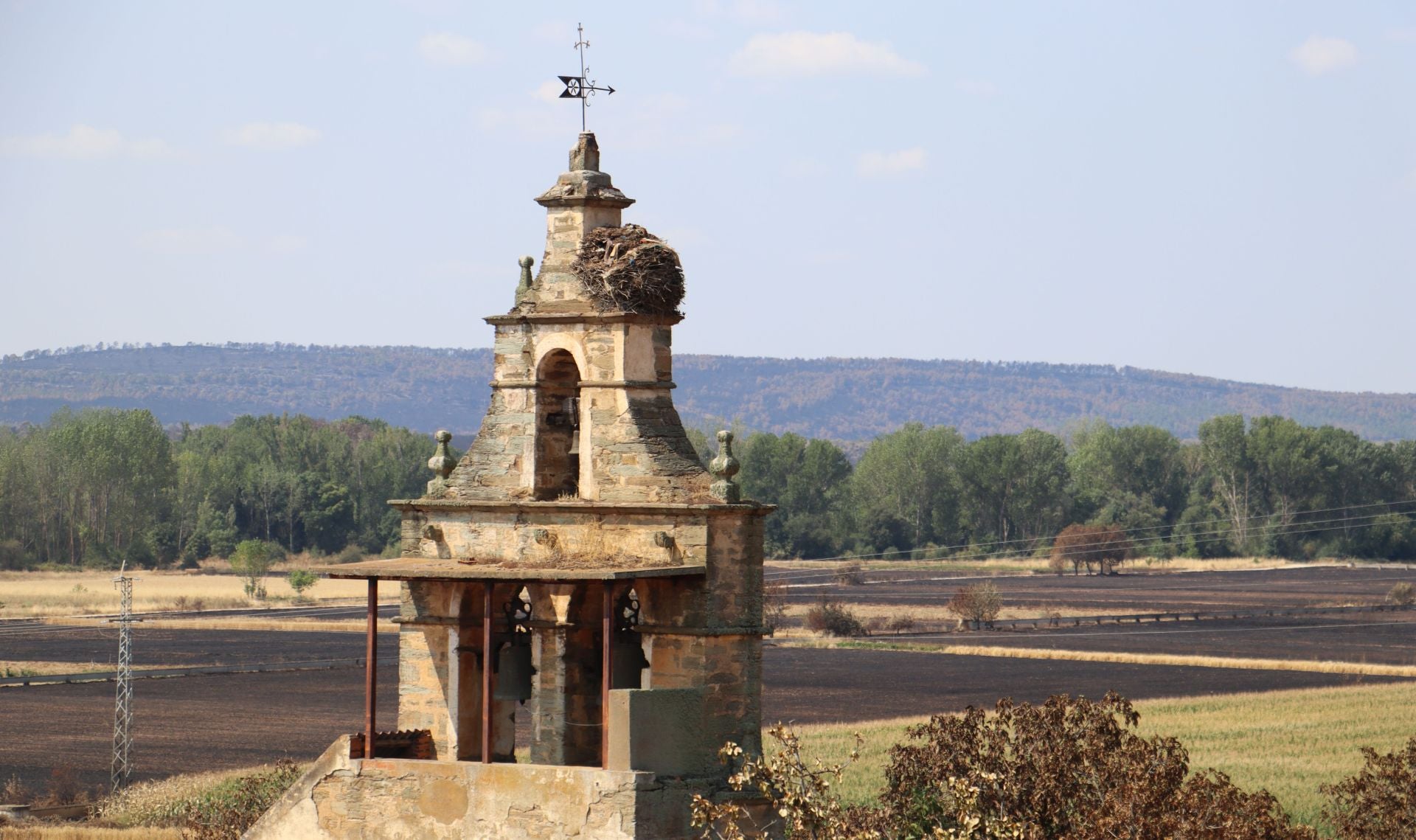 Castrocalbón intenta levantarse tras un desolador incendio
