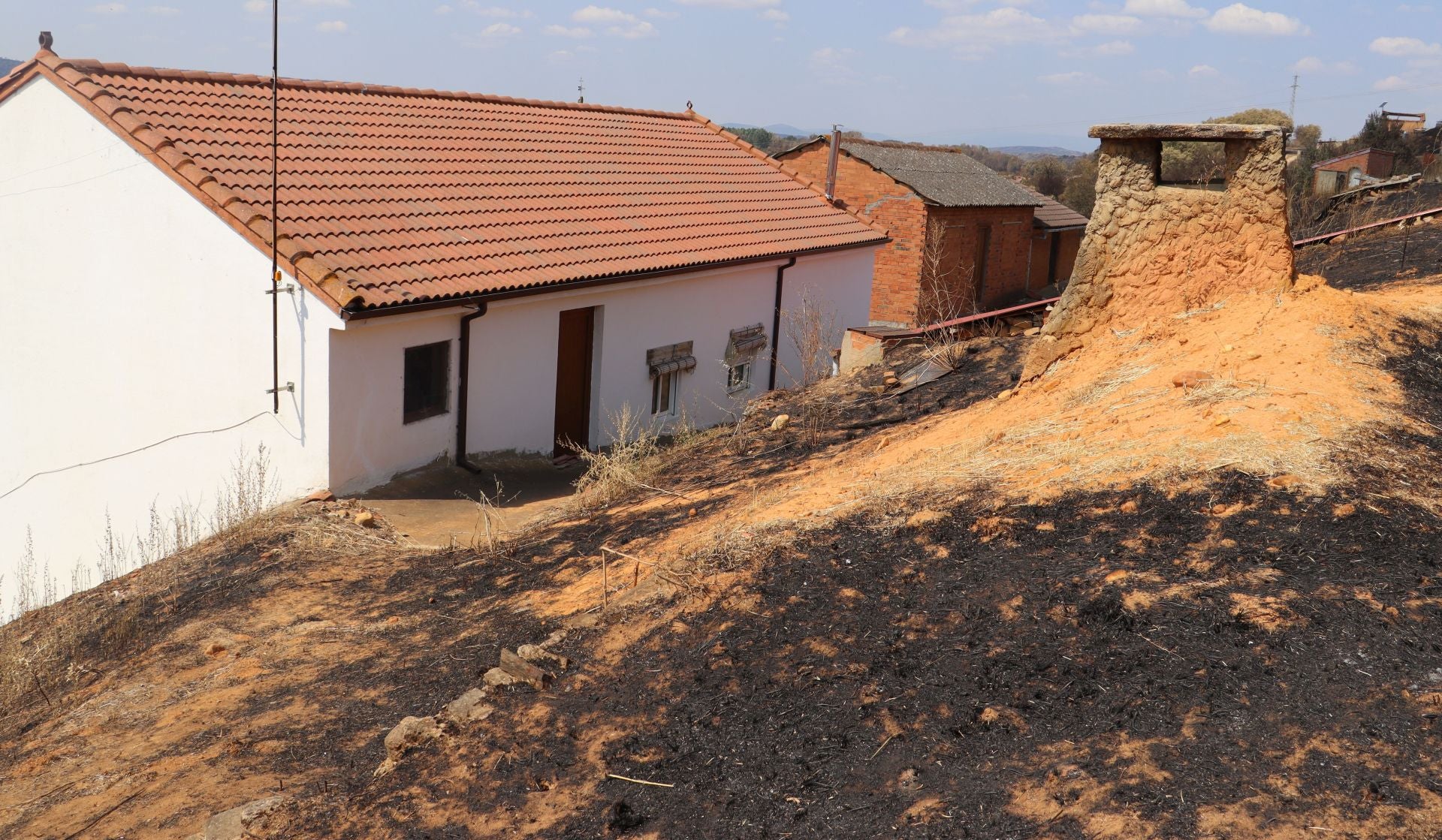 Castrocalbón intenta levantarse tras un desolador incendio