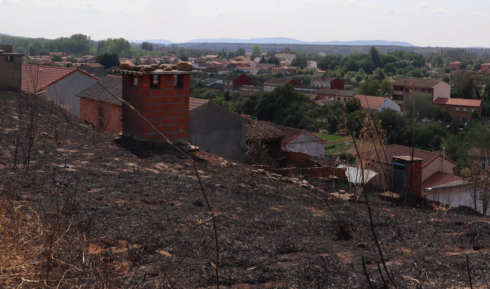 Castrocalbón intenta levantarse tras un desolador incendio
