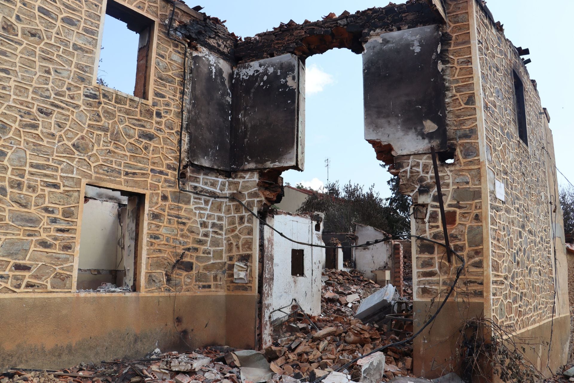 Castrocalbón intenta levantarse tras un desolador incendio