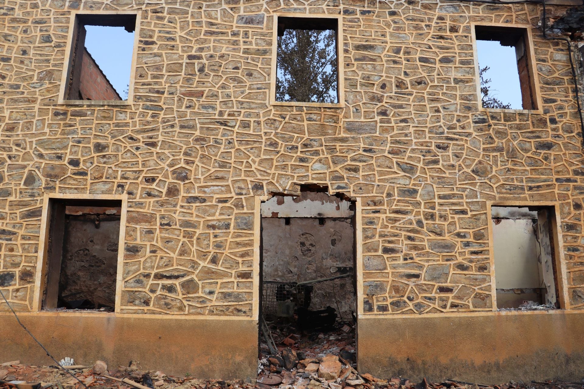 Castrocalbón intenta levantarse tras un desolador incendio