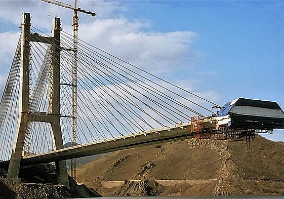 La construcción del que, durante muchos años, fue el puente atirantado más largo del mundo