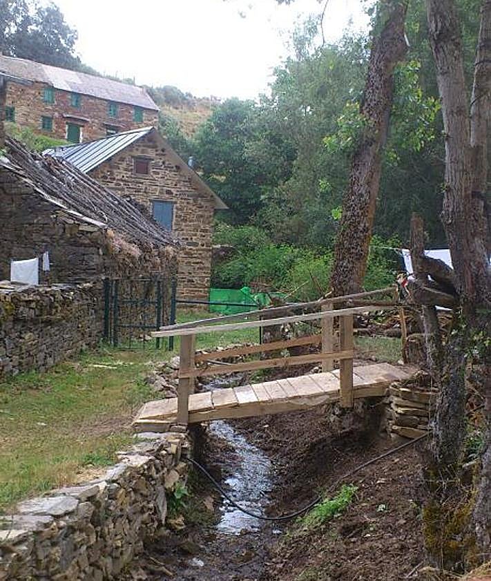 Imagen secundaria 2 - Prada de la Sierra denuncia el abandono del Ayuntamiento: «Nuestra capacidad contra el fuego era mínima»