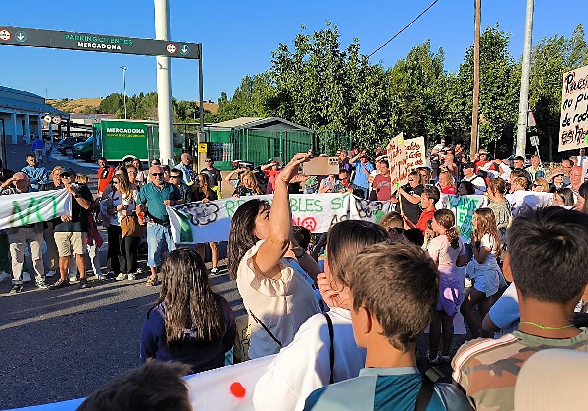 Imagen de archivo de una concentración vecinal contra la macroplanta.