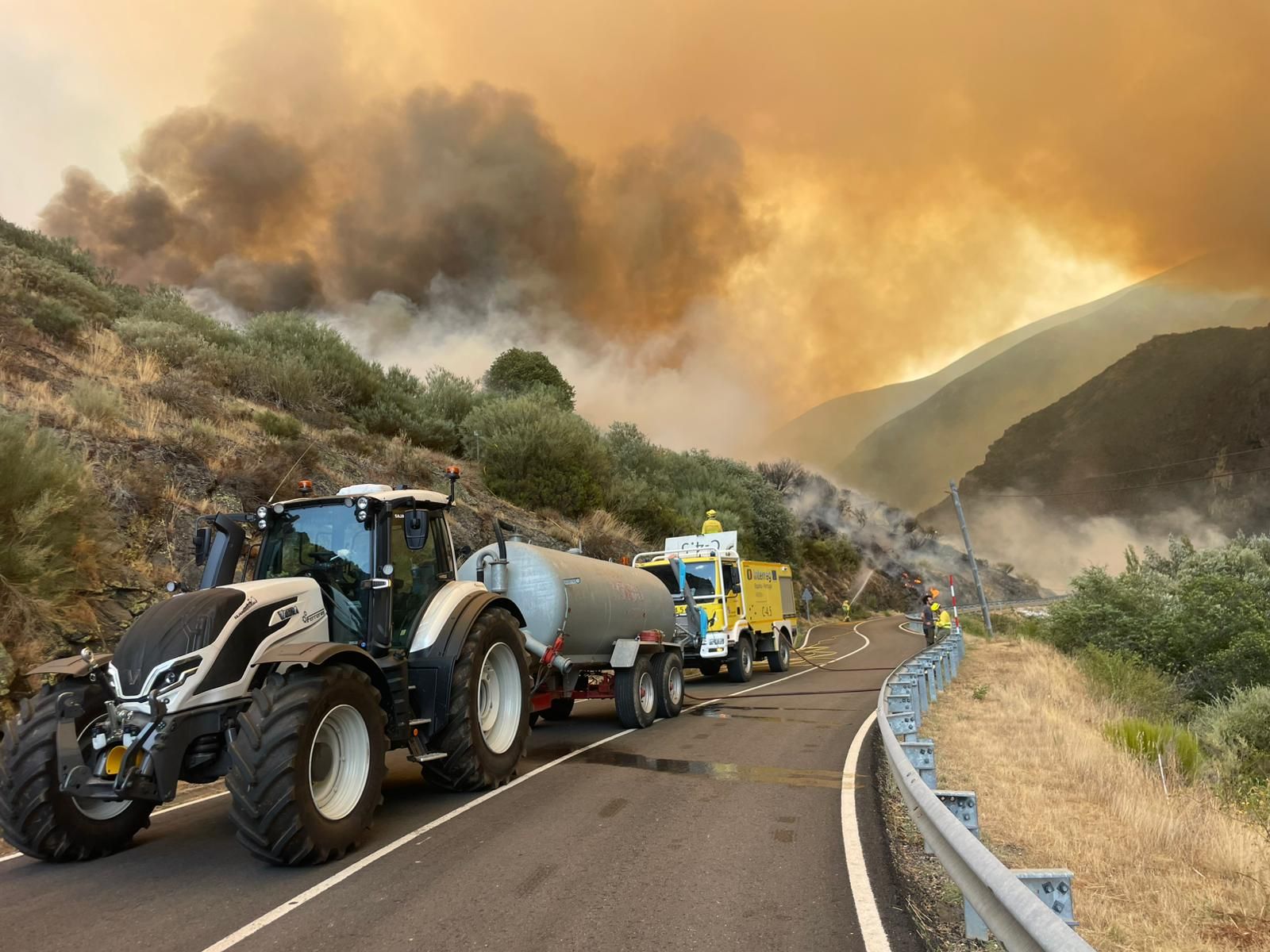 Un tractor de Guillermo Rojo surte de agua a una autobomba para evitar que pierda tiempo en el trayecto.